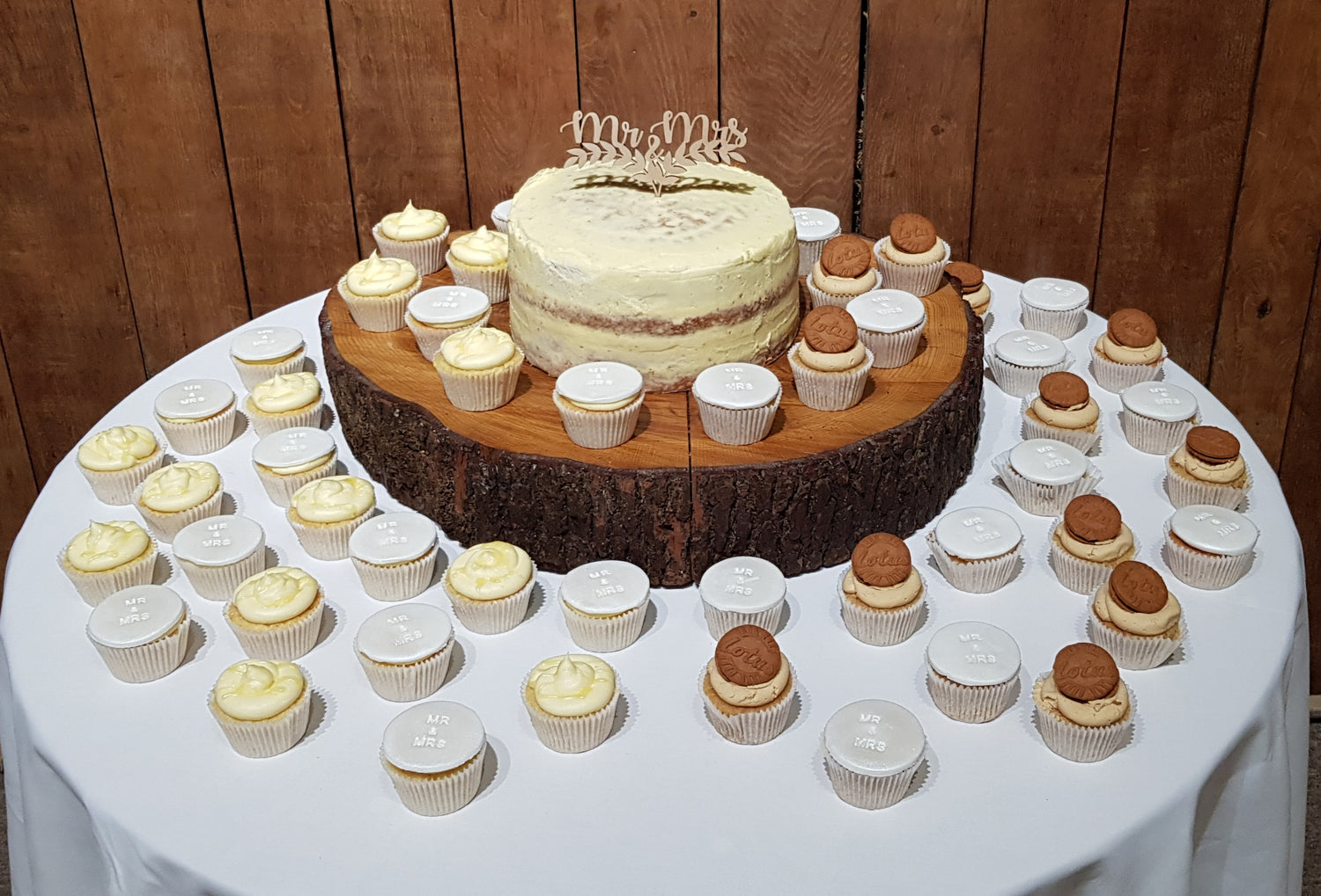 Rustic one tier wedding cake with cupcakes