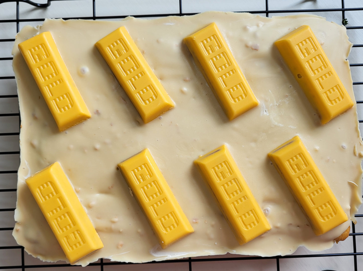 Gold bar blondie
