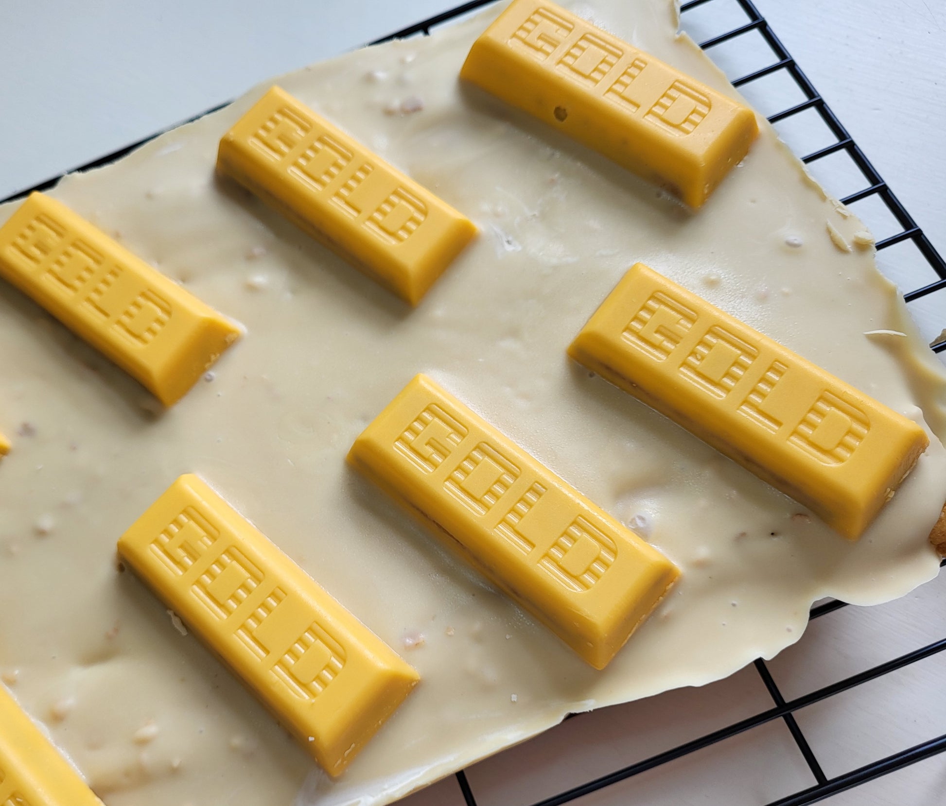 Gold bar blondie