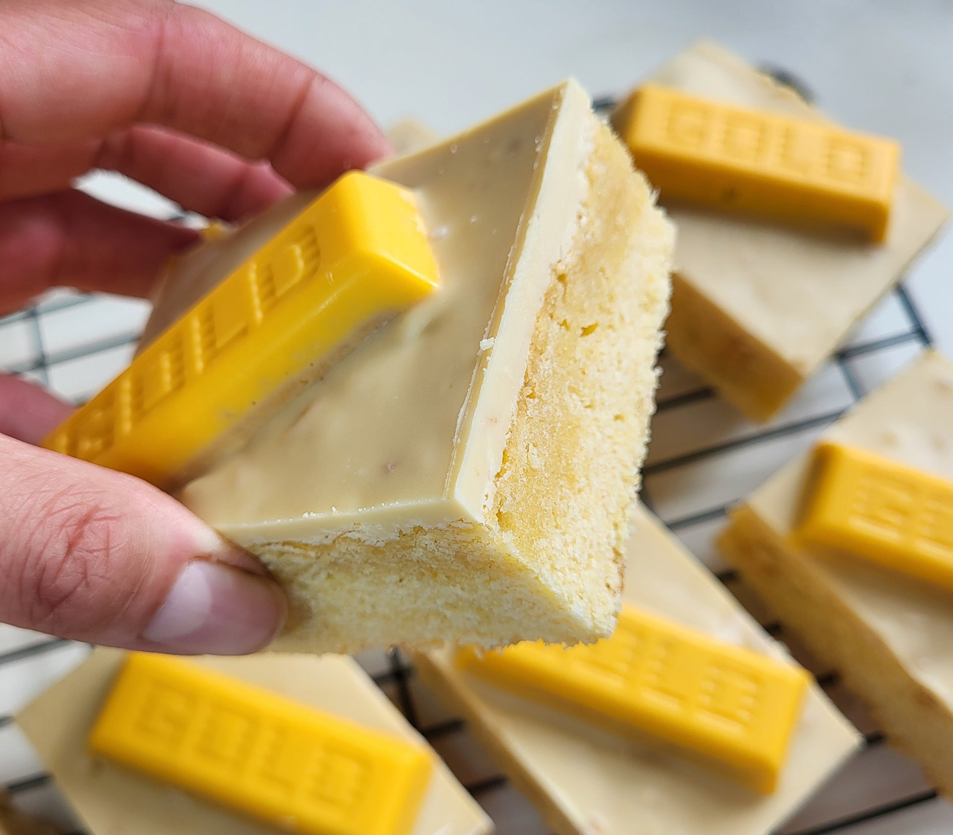 Gold bar blondie