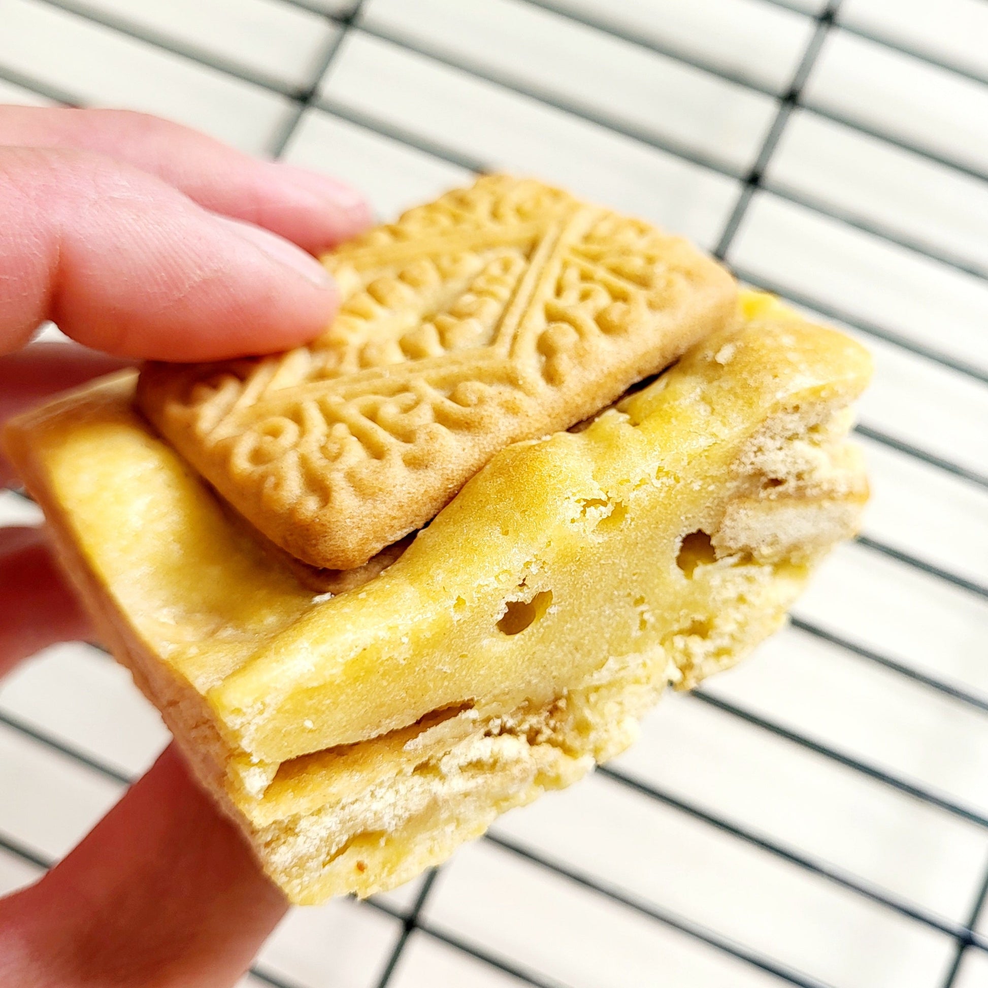Custard cream blondie