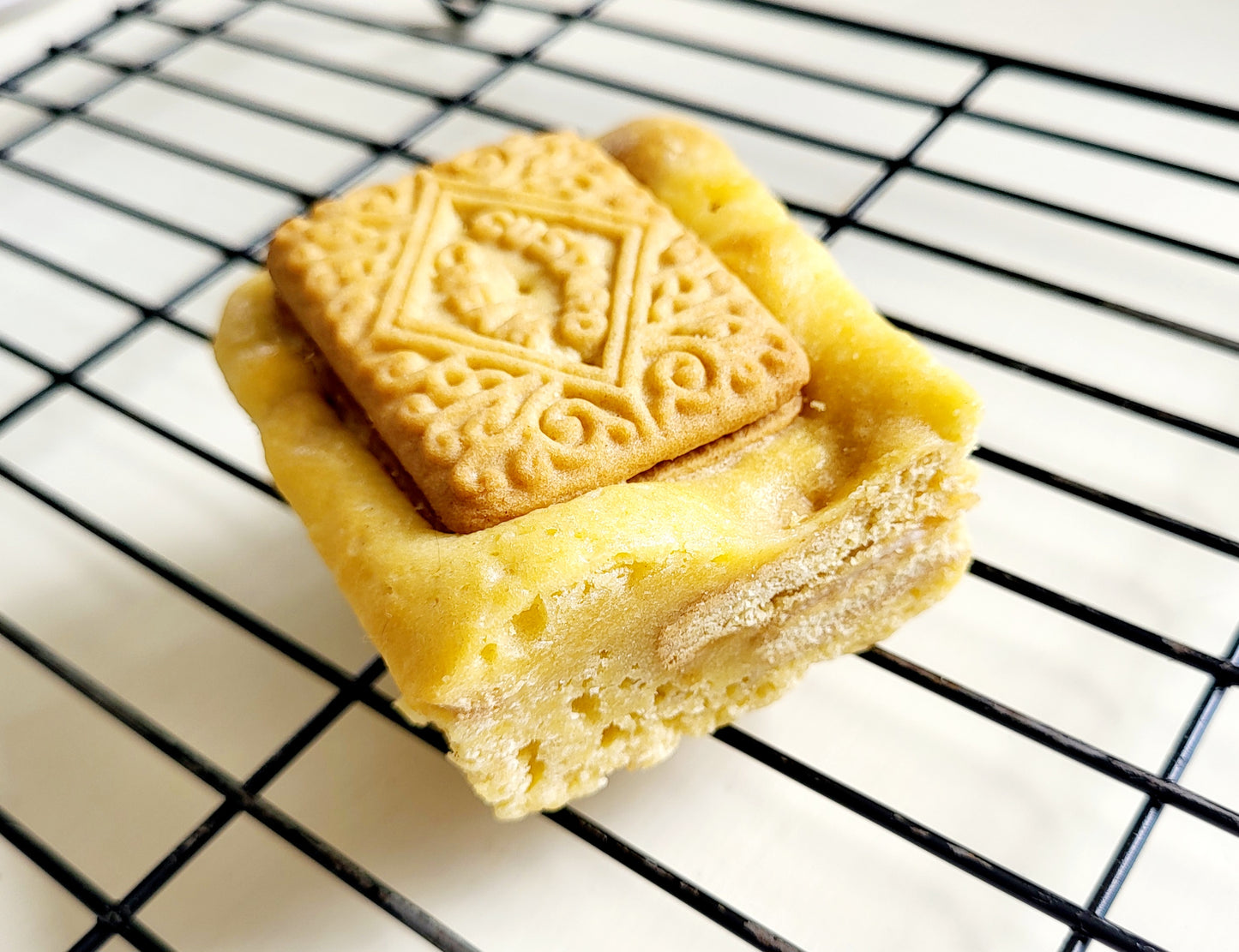 Custard cream blondie