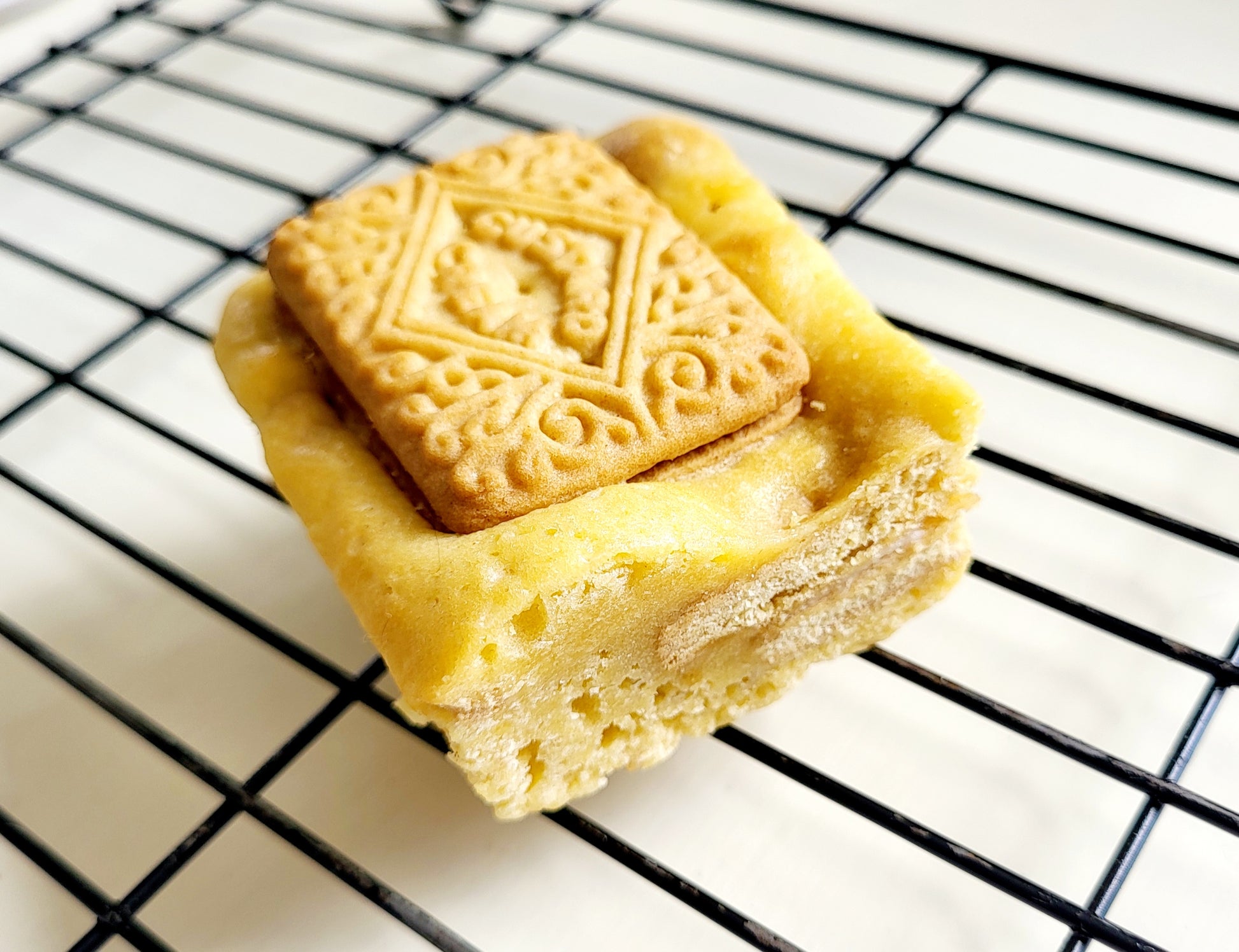 Custard cream blondie
