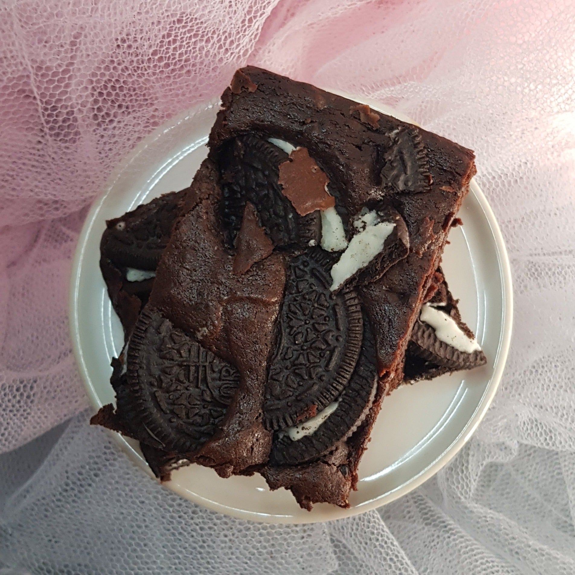 Oreo brownie on a ceramic stand